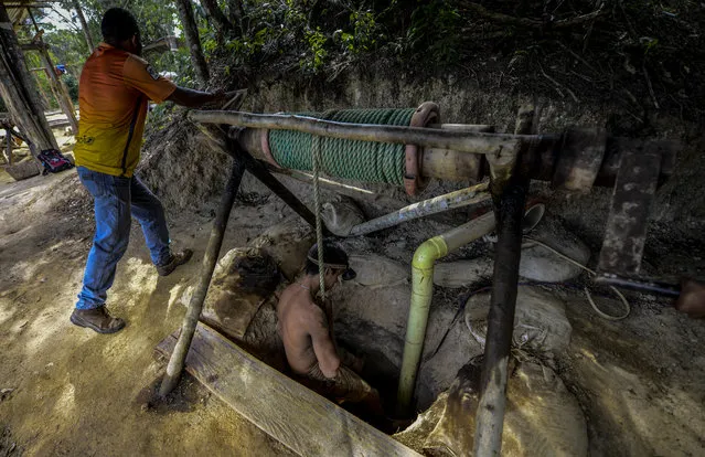 Ender Moreno descends into La Culebra underground gold mine in El Callao, Bolivar state, southeastern Venezuela on March 1, 2017. (Photo by Juan Barreto/AFP Photo)