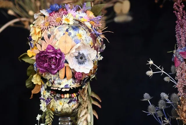 A dried flower design depicting a human skull is displayed at the RHS Chelsea Flower Show, delayed from its usual spring dates because of lockdown restrictions amid the spread of the coronavirus disease (COVID-19) pandemic, London, Britain, September 20, 2021. (Photo by Toby Melville/Reuters)