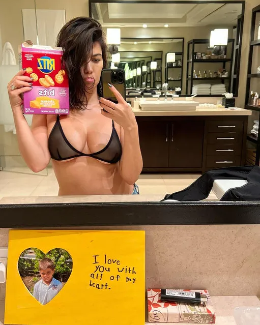 American media personality Kourtney Kardashian shares a sweet note from her son Reign while standing in her bra with a box of Ritz Bits in the first decade of July 2022. (Photo by kourtneykardash/Instagram)