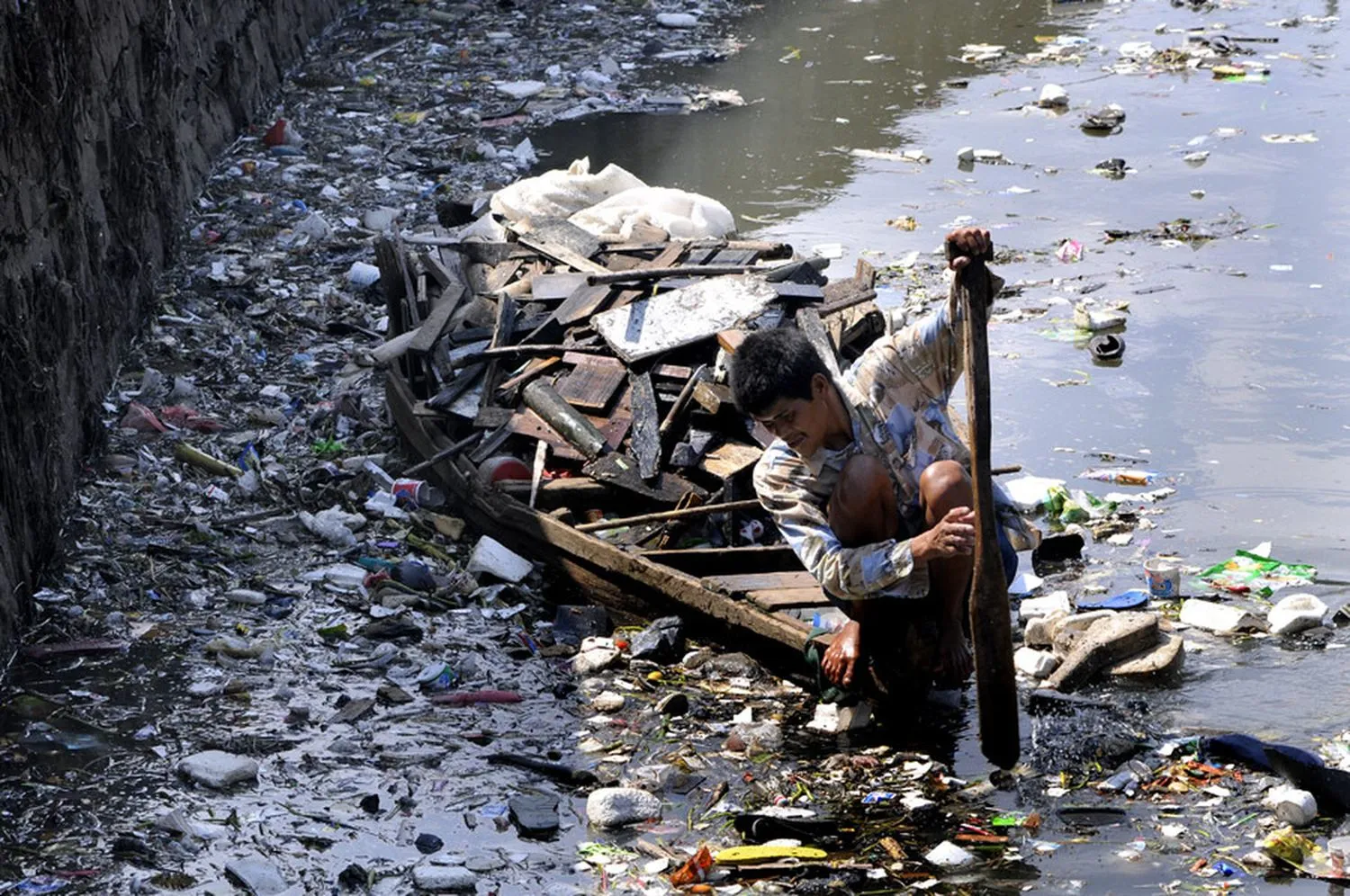Идти в грязной воде. Река Читарум в Индонезии. Самая грязная река в мире Читарум. Река Цитарум. Цитарум — самая грязная река (Индонезия).