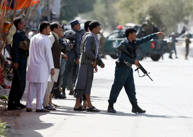 Afghan policemen take position at the site of a suicide attack followed by a clash between Afghan forces and insurgents after an attack on a Shi'ite Muslim mosque in Kabul, Afghanistan on Friday, August 25, 2017. (Photo by Omar Sobhani/Reuters)