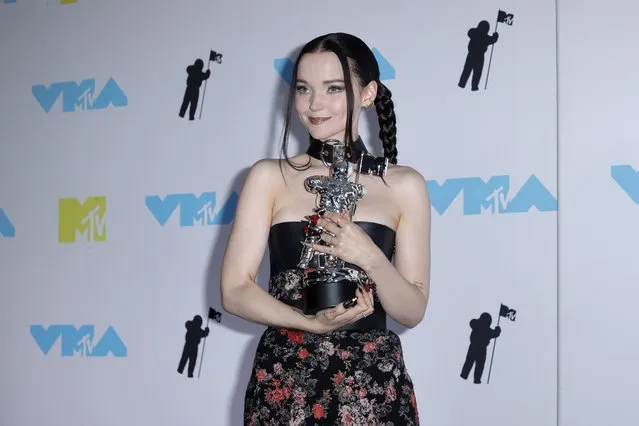 Dove Cameron, winner of the Best New Artist award, poses in the press room at the MTV Video Music Awards at the Prudential Center in Newark, New Jersey, USA, 28 August 2022. The MTV VMAs honor the best music videos of the year. (Photo by Jason Szenes/EPA/EFE)