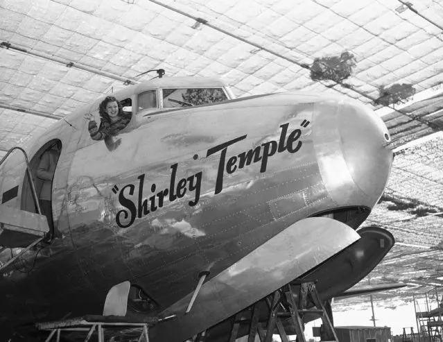 Shirley Temple tries out the big four-engine Army transport C-54 which she had just christened with a pat and a kiss, at the Douglas plant, October 12, 1944 in Santa Monica. This is the size plane used to transport wounded men across the Pacific and to take President Roosevelt, Prime Minister Churchill and others across the Atlantic. Shirley's next movie will be “I'll Be Seeing You”. (Photo by AP Photo)