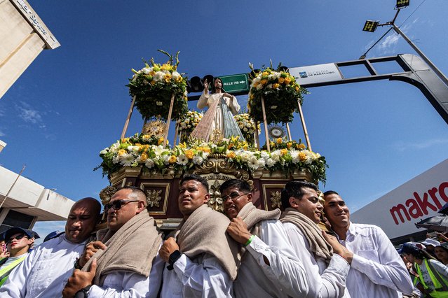 People participate in the procession of Jesus of Mercy in Maracaibo, Venezuela, 27 April 2025. Hundreds of people walked 8 kilometers during a procession as they carried the image of Jesus of Mercy through the streets of Maracaibo. (Photo by Henry Chirinos/EPA)