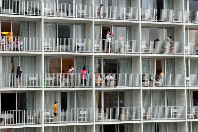 Vacationers stand on balconies at the 'Alohilani Resort looking towards Waikiki Beach after authorities warned of the possibility of tsunami waves, following an earthquake which earlier struck off Russia's Far Eastern Kamchatka Peninsula, in Honolulu, Hawaii, U.S. July 29, 2025. (Photo by Nicola Groom/Reuters)