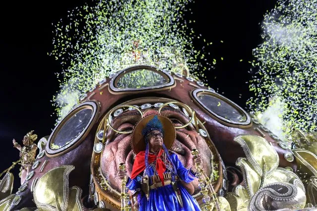 A reveller from Imperatriz Leopoldinense samba school performs during the second night of the carnival parade at the Sambadrome, in Rio de Janeiro, Brazil on February 21, 2023. (Photo by Ricardo Moraes/Reuters)