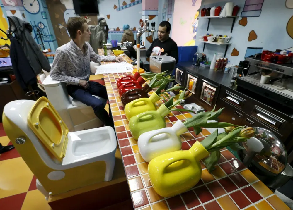 Crazy Toilet Cafe in Moscow