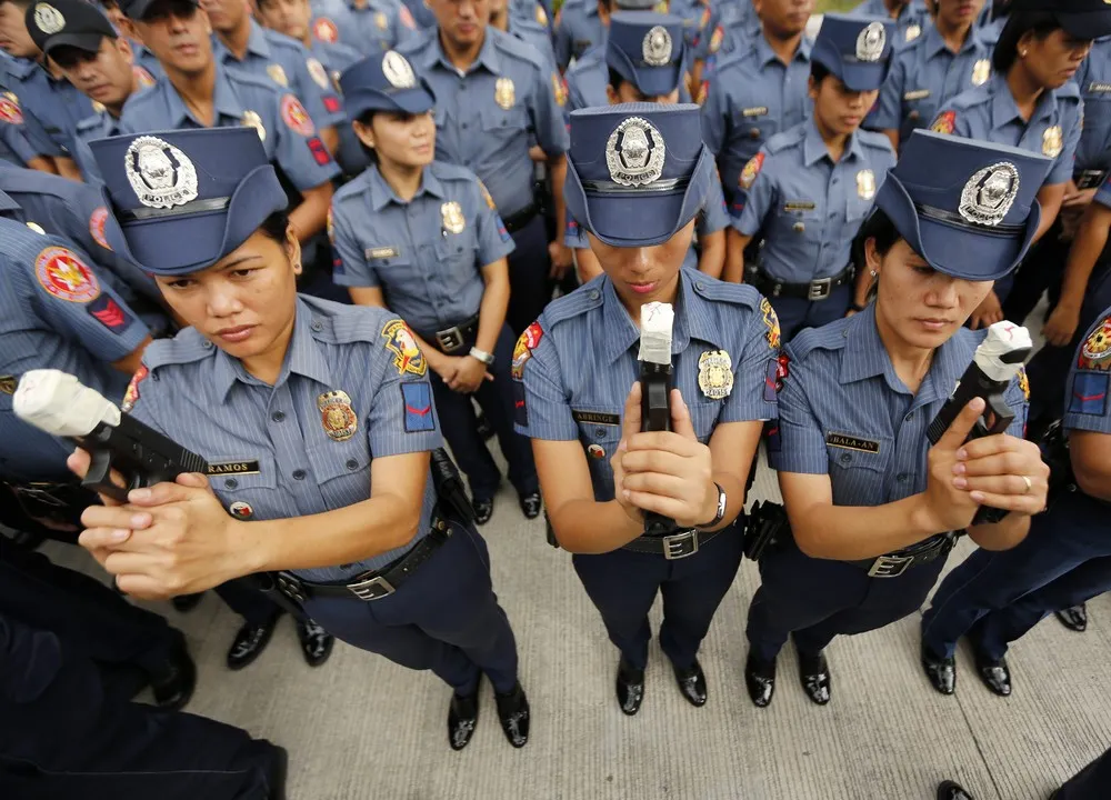 Philippines Police Tape Gun Muzzles to Ensure Safer Holidays