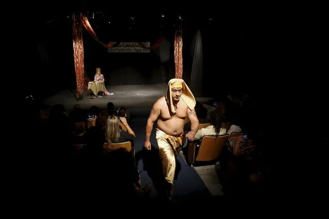 A participant representing a pharaoh walks on the catwalk during a school of theatre makeup and hair styling graduation contest in Havana, November 16, 2015. (Photo by Reuters/Stringer)