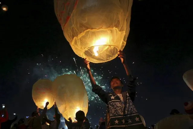 People light traditional home-made paper lanterns during the annual Tazaungdaing ballon festival in Taunggyi, Myanmar November 19, 2015. (Photo by Soe Zeya Tun/Reuters)