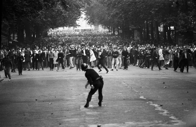 A policeman confronts defiant students ron the Boulevard Saint-Michel during the first day of violent clashes, Cluny Boulevard Saint-Michel, at the intersection of Boulevard Saint-Germain, Paris France, May 6, 1968 . In all, 1,045 civilians were wounded during what became known as “the night of the barricades”. (Photo by Gökşin Sipahioğlu/SIPA Press)