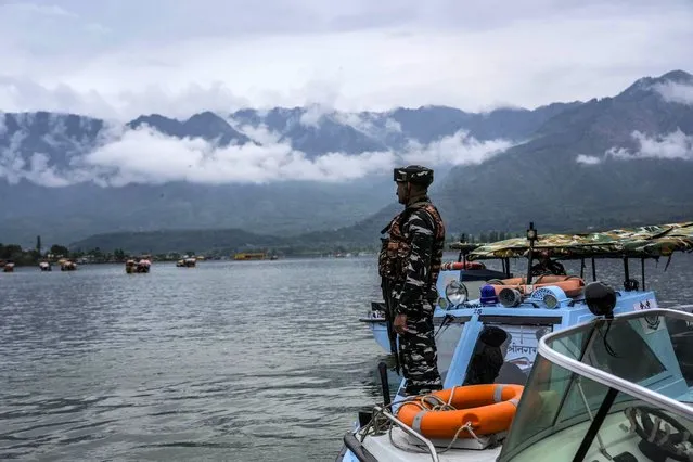 An Indian paramilitary soldier guards at the Dal Lake ahead of G20 tourism working group meeting in Srinagar Indian controlled Kashmir, Thursday, May 18, 2023. (Photo by Mukhtar Khan/AP Photo)