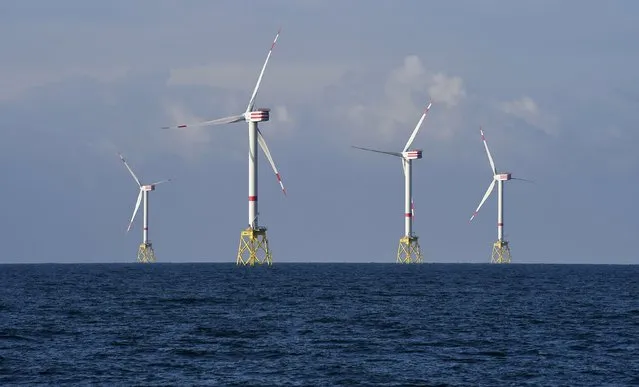 A view shows windmills of several wind farms at the so-called “HelWin-Cluster”, located 35 kilometres (22 miles) north of the German island of Heligoland November 5, 2014. (Photo by Fabian Bimmer/Reuters)