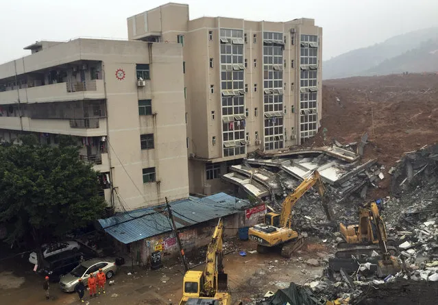 Rescue workers search for survivors in the aftermath of a landslide in Shenzhen in southern China's Guangdong province Monday, December 21, 2015. (Photo by Chinatopix via AP Photo)