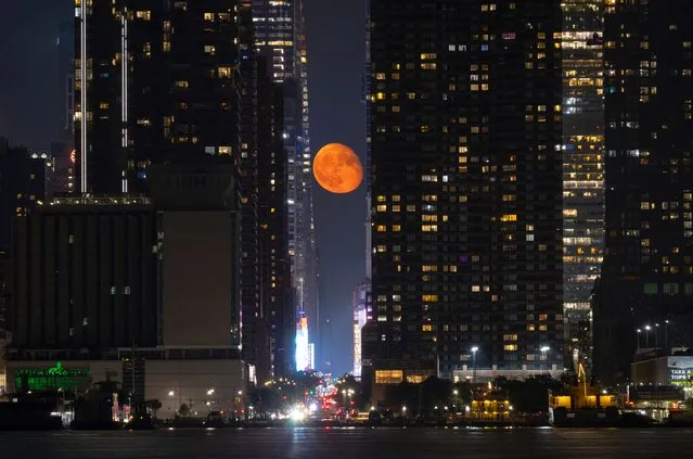 A 90 percent illuminated waning gibbous moon rises over 42nd Street in New York City on July 5, 2023, as seen from Weehawken, New Jersey. (Photo by Gary Hershorn/Getty Images)