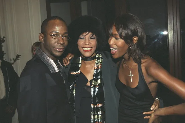 American R&B singer-songwriter Bobby Brown with his wife R&B and pop singer, actress, and former fashion model Whitney Houston, and British supermodel Naomi Campbell, 1999. (Photo by Stephane Cardinale/Sygma via Getty Images)