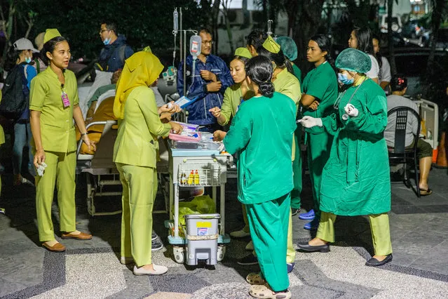 A hospital patient is moved outside of the hospital building after an earthquake was felt in Denpasar, Bali, Indonesia, 05 August 2018. Reports state that the magnitude 7.0 earthquake was centered on the Indonesian island of Lombok nearby of Bali. (Photo by Made Nagi/EPA/EFE)