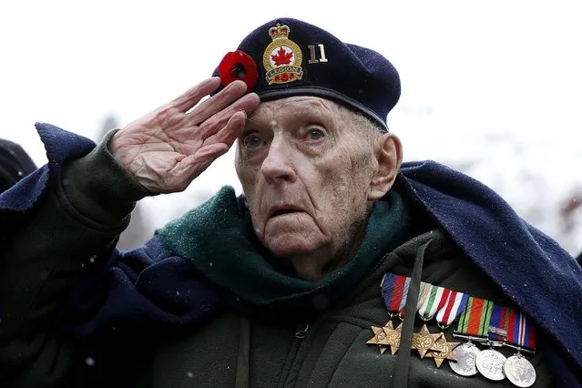 Second World War veteran Bruce Bullock salutes during the Remembrance Day ceremony at the National War Memorial in Ottawa, on November 11, 2013. (Photo by Chris Wattie/Reuters)
