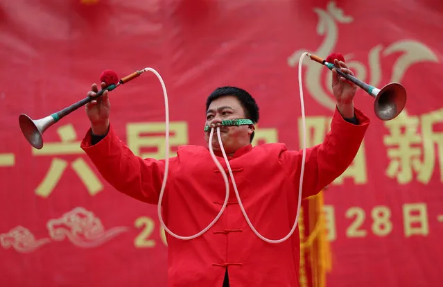 Local artist performs at a temple fair as people celebrate the Lunar New Year in Shenyang, Liaoning province, China January 28, 2017. (Photo by Sheng Li/Reuters)