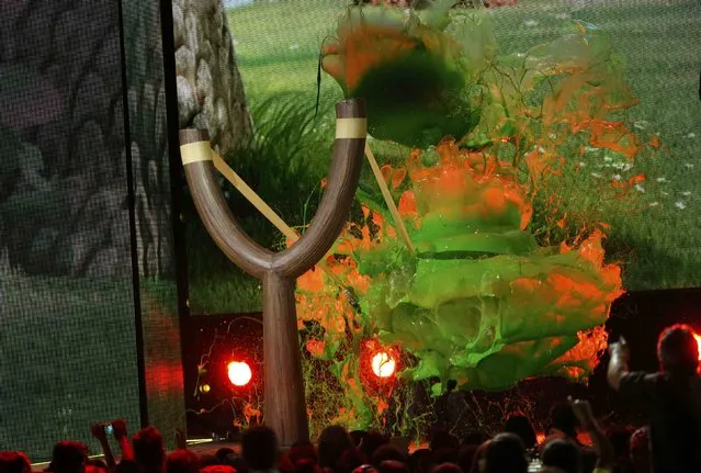 Actors Jason Sudeikis and Josh Gad are obscured as they are “slimed” on stage while attempting to use a giant slingshot at Nickelodeon's 2016 Kids' Choice Awards in Inglewood, California March 12, 2016. (Photo by Mario Anzuoni/Reuters)