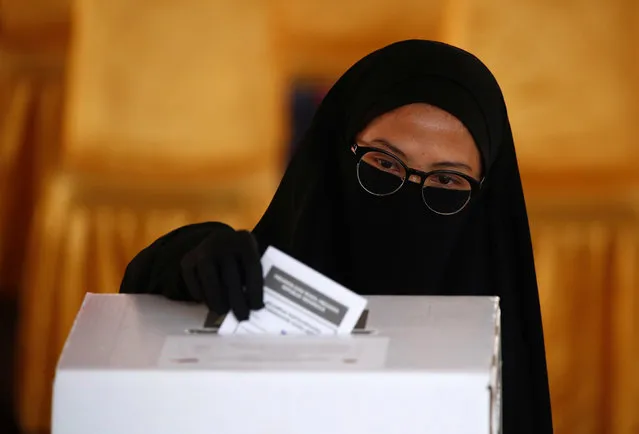 A voter casts her ballot during elections in Jakarta, Indonesia April 17, 2019. (Photo by Edgar Su/Reuters)