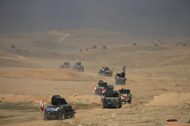 Counter-terrorism service (CTS) troops advance towards Ghozlani military complex, south of Mosul, Iraq February 23, 2017. (Photo by Alaa Al-Marjani/Reuters)