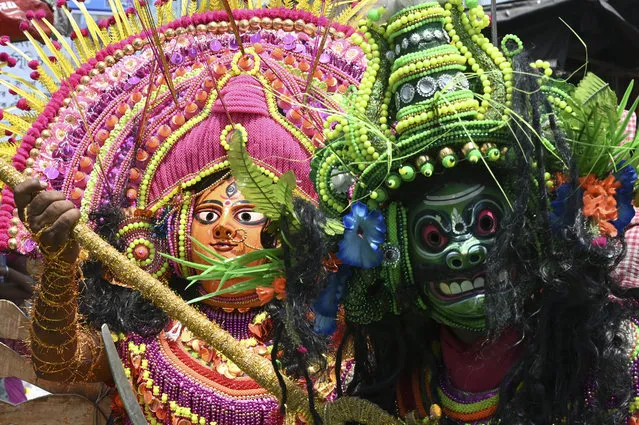 Folk artists perform durign a Trinamool Congress (TMC) party event ahead of the sixth phase of West Bengal's state legislative assembly elections in Kolkata on April 20, 2021. (Photo by Dibyangshu Sarkar/AFP Photo)