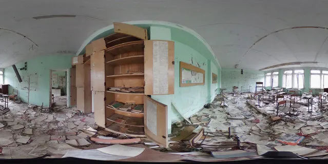 Books lie strewn across the floor in a former classroom in elementary school number three on April 9, 2016 in Pripyat, Ukraine. (Photo by Sean Gallup/Getty Images)