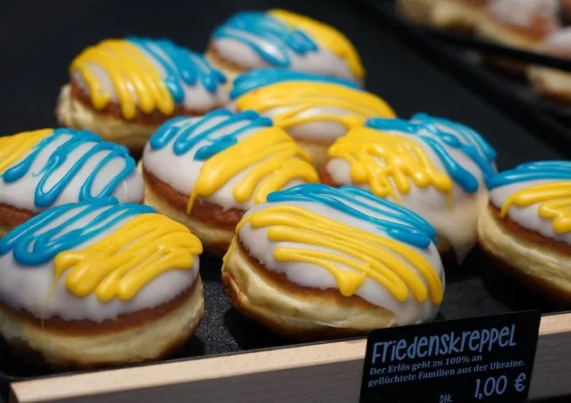 Bakery Huck presents German donut pastry “Friedenskreppel”, also called Pfannkuchen or Berliner, decorated in Ukrainian national colours to collect money for donation, after the Russian invasion of Ukraine, in Frankfurt, Germany, March 3, 2022. (Photo by Timm Reichert/Reuters)