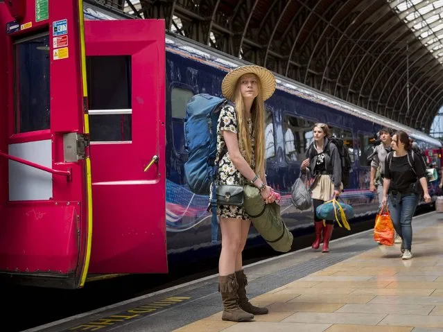 Festival goers board trains at Paddington station to travel to Castle Cary station for the first day of the 2014 Glastonbury Festival on June 25, 2014 in London, England. (Photo by Rob Stothard/Getty Images)