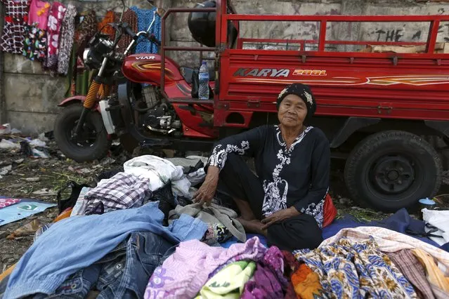 A woman selling clothes waits for customers near Duri train station in Jakarta, Indonesia August 3, 2015. (Photo by Reuters/Beawiharta)