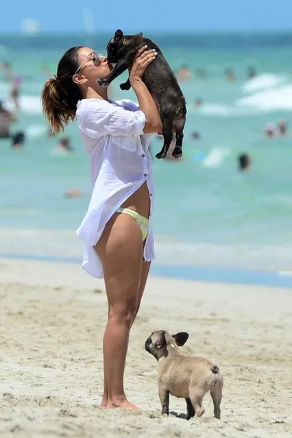 Eva Longoria enjoys a day at the beach with husband Jose Baston. The couple looked very relaxed as they were enjoying the Miami sunshine. Miami, Florida on Sunday, August 6, 2017. (Photo by Thibault Monnier/LCD/PacificCoastNews)