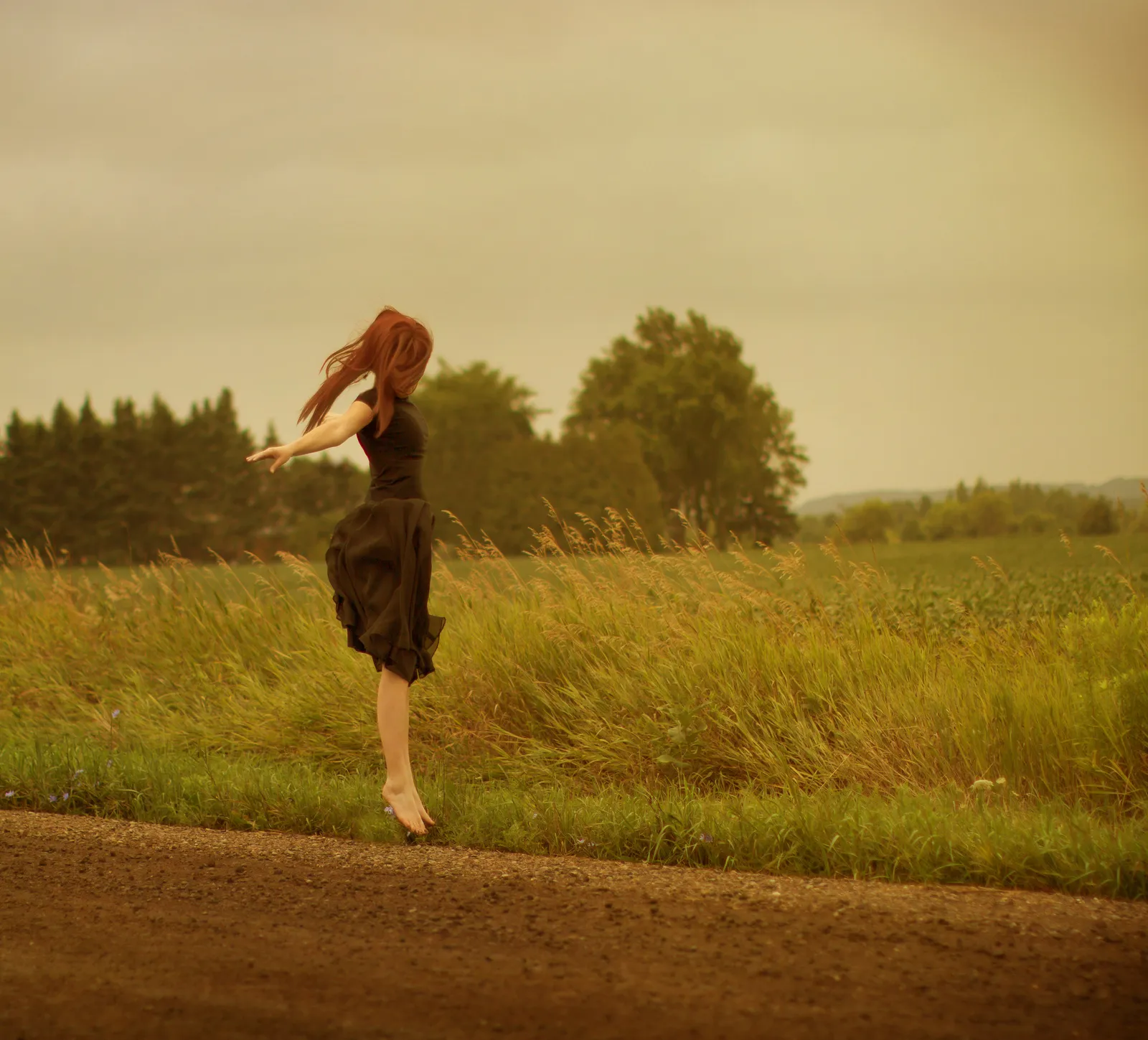 Рыжий сбежал. Девушка убегает. Девушка бежит по дороге. Рыжая девушка дорога. Девушка бежит в платье.