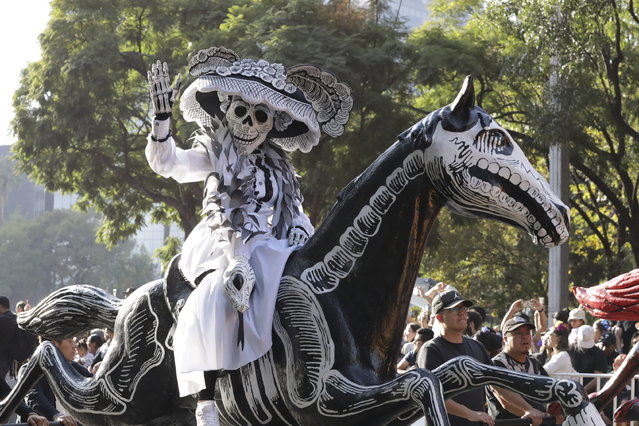 A participant takes part in a James Bond-inspired Day of the Dead Parade, in Mexico City, Saturday, November 4, 2023. The Hollywood-style parade was adopted in 2016 by Mexico City to mimic a fictitious march in the 2015 James Bond movie “Spectre”. (Photo by Ginnette Riquelme/AP Photo)