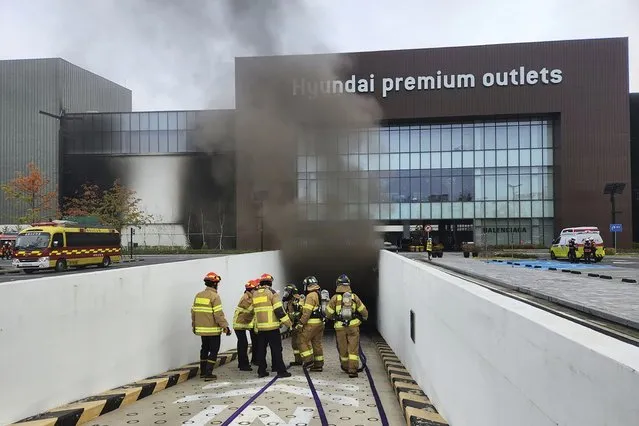 South Korean firefighters work at a shopping mall in Daejeon, South Korea, Monday, September 26, 2022. The fire broke out in the basement of the shopping mall Monday, killing a number of people, officials said. (Photo by Kwak Sang-hun/Newsis via AP Photo)