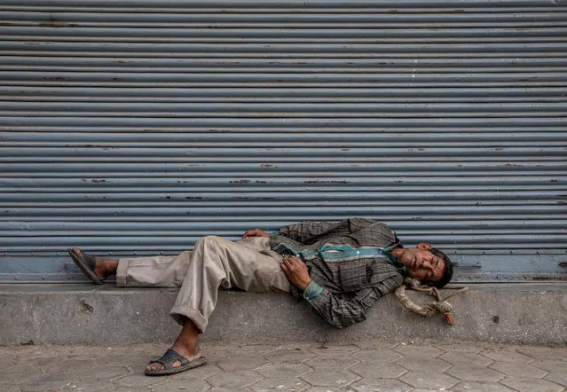 A day laborer takes a nap during the 72nd consecutive day of the lockdown imposed in a bid to slow down the spread of the pandemic COVID-19 disease caused by the SARS-CoV-2 coronavirus in Kathmandu, Nepal, 04 June 2020. Day laborers are among the hardest-hit by the government's coronavirus restrictions. (Photo by Narendra Shrestha/EPA/EFE)