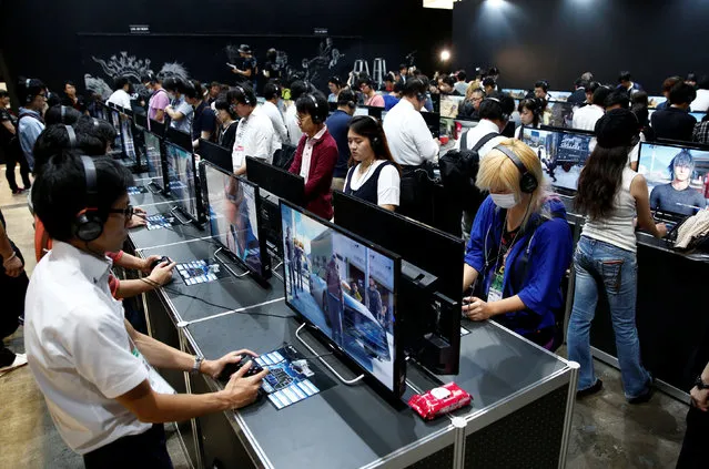 People play the video game “Final Fantasy XV” at Tokyo Game Show 2016 in Chiba, east of Tokyo, Japan, September 15, 2016. (Photo by Kim Kyung-Hoon/Reuters)