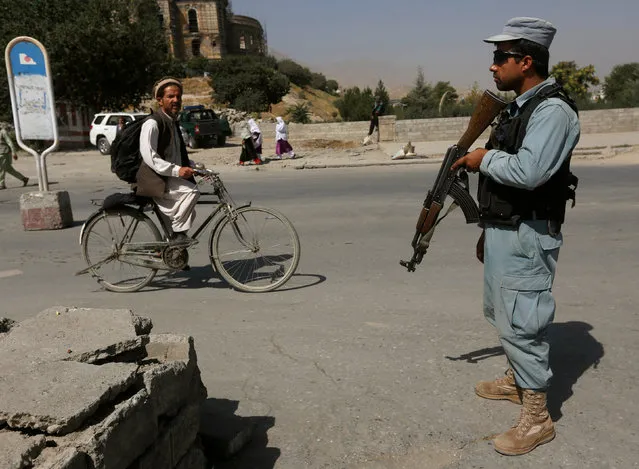 An Afghan policeman stands guard at a checkpoint near the site of kidnapping in Kabul, Afghanistan August 8, 2016. (Photo by Omar Sobhani/Reuters)