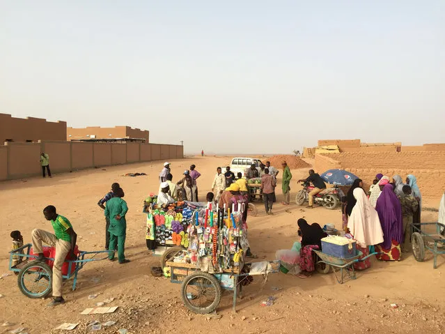 Vendors sell goods outside the International Organization for Migration (IOM) migrant housing center in Agadez, Niger, May 5, 2016. (Photo by Joe Penney/Reuters)