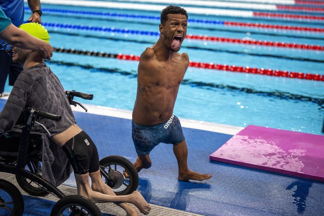 Paralympic athlete Araujo dos Santos, of Brasil, celebrates his victory at the Men's 100m backstroke -S2 final, during the 2024 Paralympics, Thursday, August 29, 2024, in Paris, France. (Photo by Emilio Morenatti/AP Photo)
