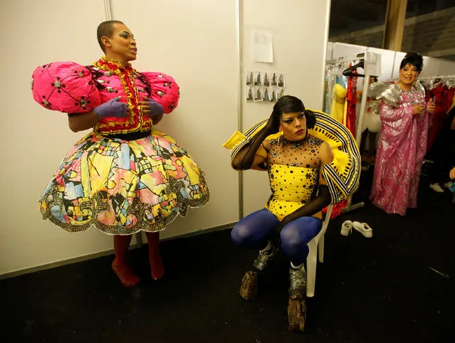 Models get ready backstage before a fashion show during the Inclusion catwalk and Expomujer in Cali, Colombia, November 3, 2016. The catwalk includes models of all sizes, races, sexuality and physical ability. (Photo by Jaime Saldarriaga/Reuters)