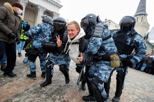 A participant shows a peace sign as he is detained by Law enforcement officers during a rally in support of jailed Russian opposition leader Alexei Navalny in Moscow, Russia on January 31, 2021. (Photo by Maxim Shemetov/Reuters)