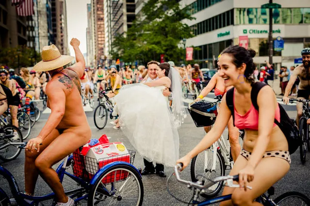 Naked bike ride messes up couples wedding photo. (Photo by Caters News Agency/ISPWP)