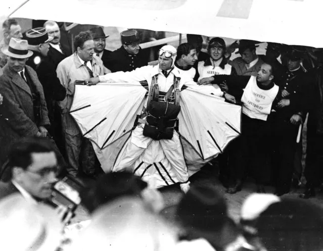 Clem Sohn is shown before entering the airplane for his exhibition parachute jump in Paris, April 25, 1937. The American “Bird Man” leaped from an airplane at a height of 10,000 feet when his first parachute failed to open, crashing to the ground before his second parachute had time to open. (Photo by AP Photo)