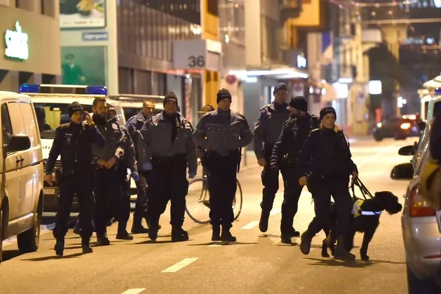 Swiss police officers are seen searching the area near a Muslim prayer hall, central Zurich, on December 19, 2016, after three people were injured by gunfire. Local media reported the incident occurred in the Muslim prayer hall near the city's railway station. Swiss media said the three wounded people, all adults, were found in the street where the prayer hall is located. The suspected assailant had fled the scene and police sealed off the area. (Photo by Michael Buholzer/AFP Photo)