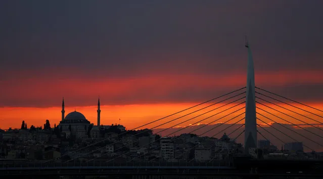 Sun sets over the Golden Horn in Istanbul, Turkey, July 28, 2017. (Photo by Murad Sezer/Reuters)