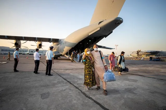 Evacuees from Afghanistan arrive in an Airbus A400 transport aircraft of the German Air Force Luftwaffe in Tashkent, Uzbekistan, in this photo obtained August 17, 2021. (Photo by Marc Tessensohn/Twitter @Bw_Einsatz/Handout via Reuters)