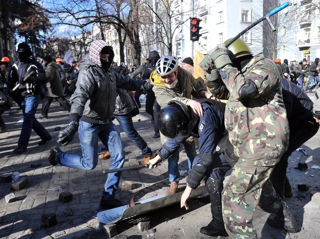 Anti-government protesters clash with police in the center of Kiev on February 18, 2014. (Photo by Genya Savilov/AFP Photo)