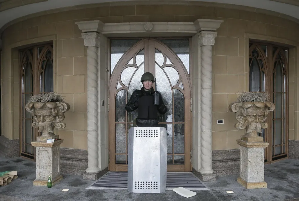 Ukrainians Flock to See Yanukovych's Mansion