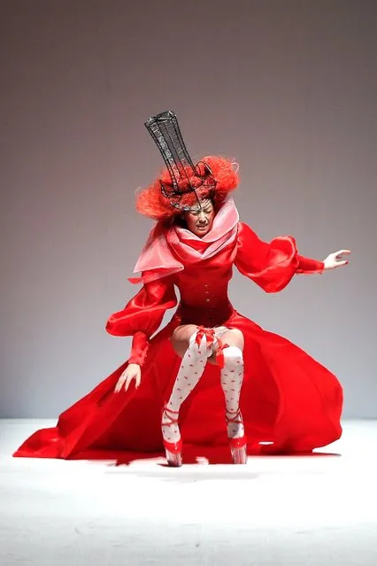 A model falls over on the runway during the SECCRY Hu Sheguang Collection 2014 Show during Mercedes-Benz China Fashion Week, March 30, 2014, in Beijing. (Photo by Lintao Zhang/Getty Images)